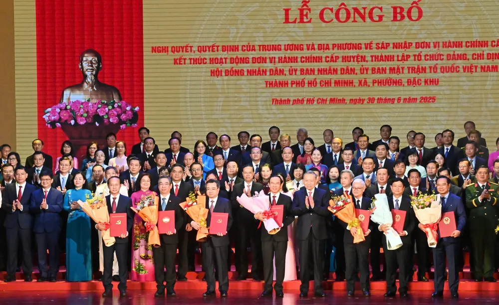 Tổng Bí thư Tô Lâm trao Quyết định của Bộ Chính trị về chỉ định Ban Chấp hành Đảng bộ TPHCM (mới) và Ban Thường vụ Thành ủy TPHCM (mới), nhiệm kỳ 2020-2025. Ảnh: VIỆT DŨNG 1fb20171a3fa14a44deb.jpg