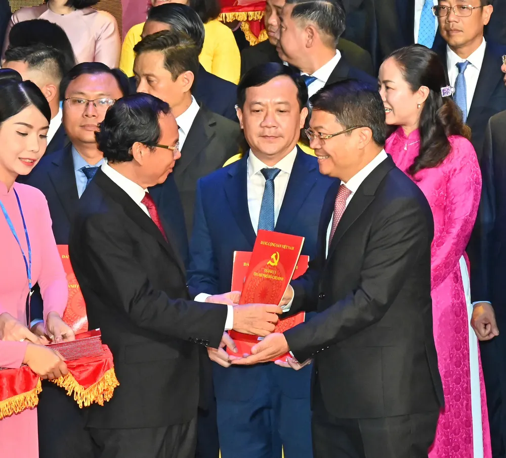 Bí thư Thành ủy TPHCM Nguyễn Văn Nên trao quyết định cho các Bí thư phường, xã, đặc khu. Ảnh: VIỆT DŨNG 20697ccc7746c0189957.jpg