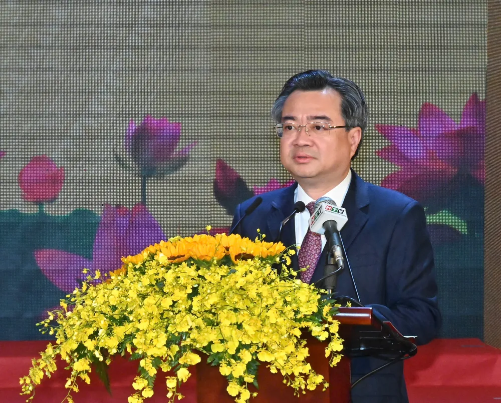 Phó Bí thư Thường trực Thành ủy TPHCM Nguyễn Thanh Nghị công bố các nghị quyết, quyết định của TPHCM. Ảnh: VIỆT DŨNG 6343b9f4b27e05205c6f.jpg