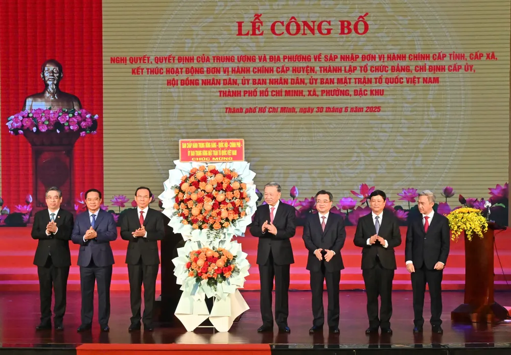 Tổng Bí thư Tô Lâm tặng hoa của Ban chấp hành Trung ương Đảng, Quốc hội, Chính phủ, Ủy ban Trung ương MTTQ Việt Nam nhân sự kiện công bố và ra mắt Đảng bộ TPHCM. Ảnh: VIỆT DŨNG 675d7dcb935e24007d4f.jpg