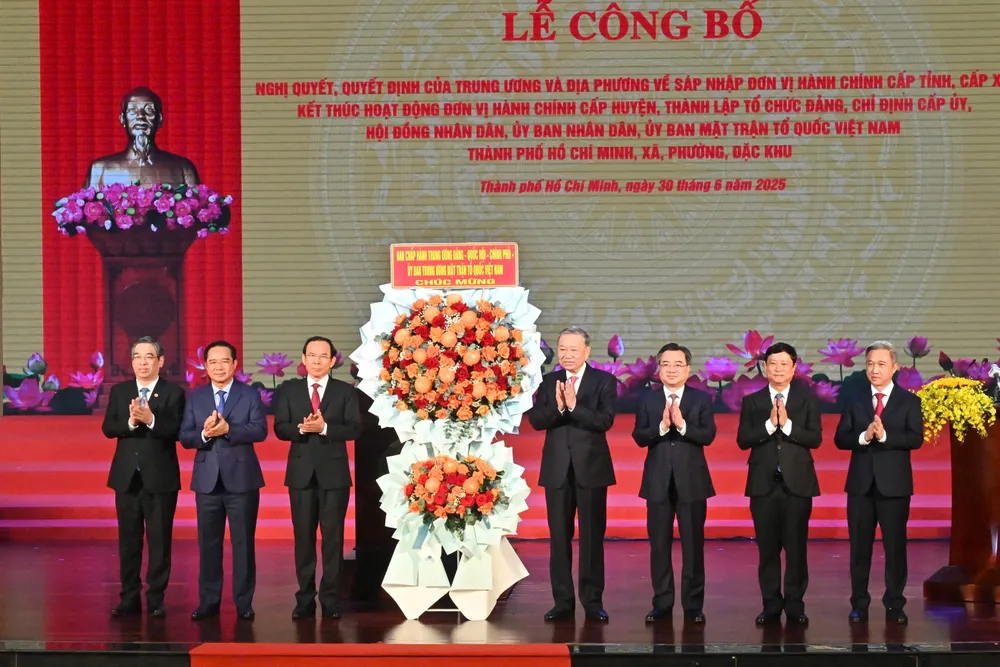 Tổng Bí thư Tô Lâm tặng hoa của Ban Chấp hành Trung ương Đảng, Quốc hội, Chính phủ, Ủy ban Trung ương MTTQ Việt Nam nhân sự kiện công bố và ra mắt Đảng bộ TPHCM. Ảnh: VIỆT DŨNG 6840d5ce3b5b8c05d54a.jpg
