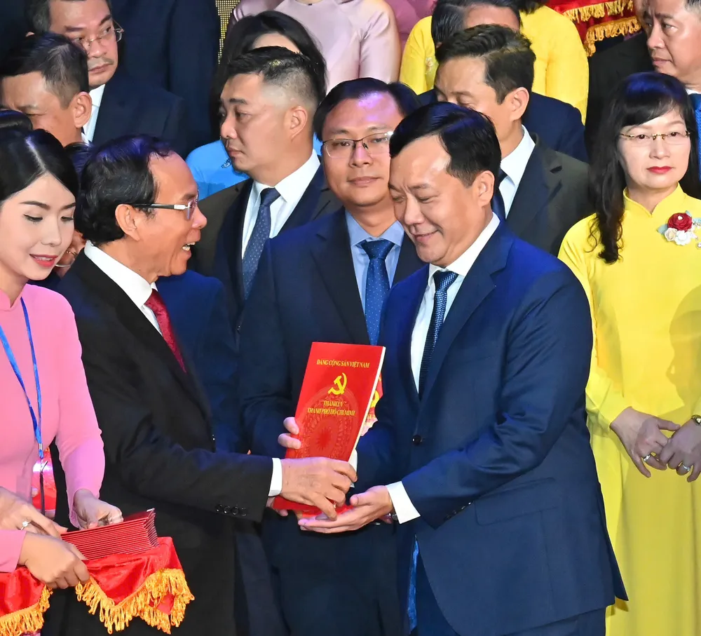 Bí thư Thành ủy TPHCM Nguyễn Văn Nên trao quyết định cho các Bí thư phường, xã, đặc khu. Ảnh: VIỆT DŨNG 7edc737878f2cfac96e3(1).jpg