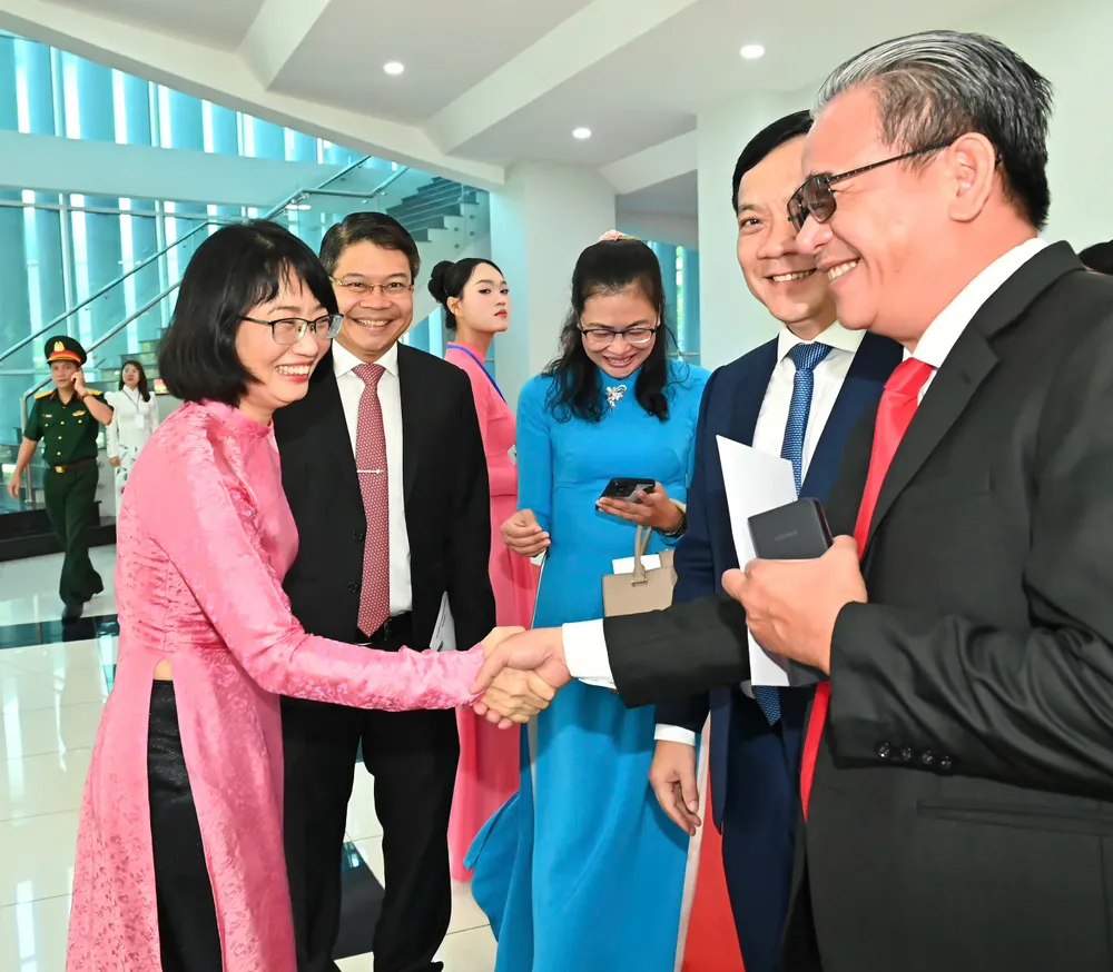 Phó Chủ tịch UBND TPHCM Trần Thị Diệu Thúy và các đại biểu đến dự lễ công bố. Ảnh: VIỆT DŨNG 8580737e09f6bea8e7e7.jpg