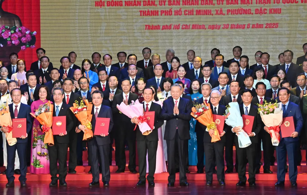 Tổng Bí thư Tô Lâm trao Quyết định của Bộ Chính trị về chỉ định Ban Chấp hành Đảng bộ TPHCM (mới) và Ban Thường vụ Thành ủy TPHCM (mới), nhiệm kỳ 2020-2025. Ảnh: VIỆT DŨNG 94b32f508ddb3a8563ca.jpg