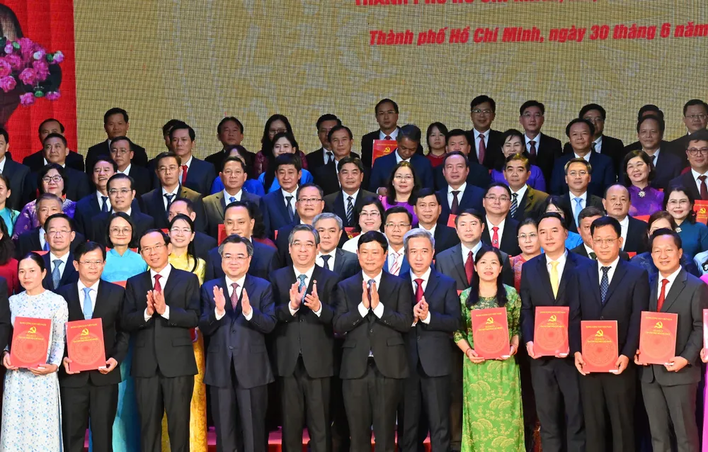 Thường trực Thành ủy TPHCM chúc mừng 168 Bí thư phường, xã, đặc khu. Ảnh: VIỆT DŨNG 9e7d7c2477aec0f099bf.jpg