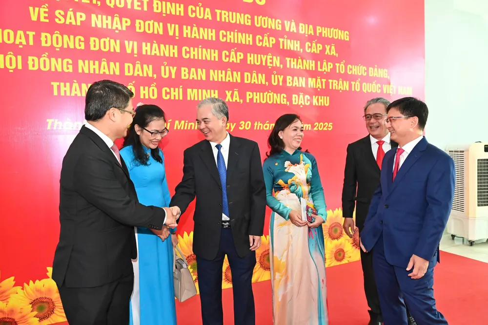 Trưởng Ban Tuyên giáo và Dân vận Thành ủy TPHCM Nguyễn Mạnh Cường và các đại biểu đến dự lễ công bố. Ảnh: VIỆT DŨNG bb8baf74d5fc62a23bed.jpg