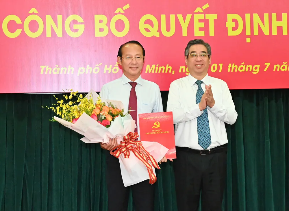 Đồng chí Nguyễn Phước Lộc trao quyết định thành lập Cơ quan Ủy ban Kiểm tra Thành ủy TPHCM. Ảnh: VIỆT DŨNG 4779964a16eda1b3f8fc.jpg