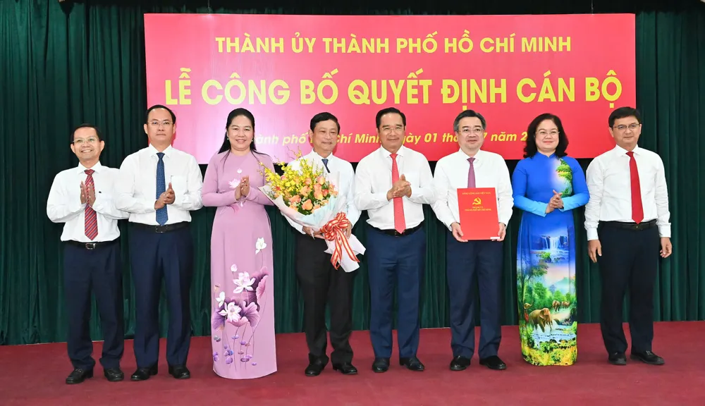 Đồng chí Nguyễn Văn Được trao quyết định thành lập Đảng bộ các cơ quan Đảng TPHCM. Ảnh: VIỆT DŨNG 6409fd3d7d9acac4938b.jpg