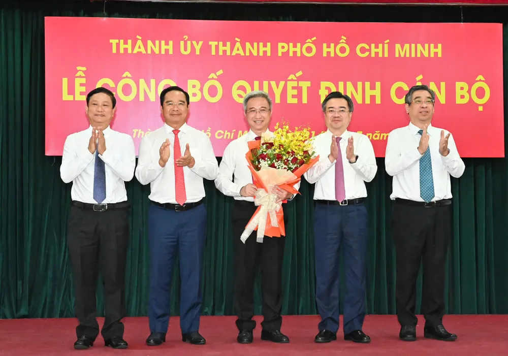 Đồng Chí Nguyễn Thanh Nghị, đồng chí Nguyễn Văn Được, đồng chí Võ Văn Minh và đồng chí Nguyễn Phước Lộc tặng hoa chúc mừng đồng chí Đặng Minh Thông. Ảnh: VIỆT DŨNG 661e89b5dc126b4c3203.jpg