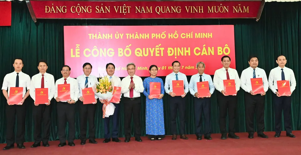 Đồng chí Đặng Minh Thông trao quyết định bổ nhiệm lãnh đạo Văn phòng Thành ủy TPHCM. Ảnh: VIỆT DŨNG 67ec2eddae7a1924406b.jpg