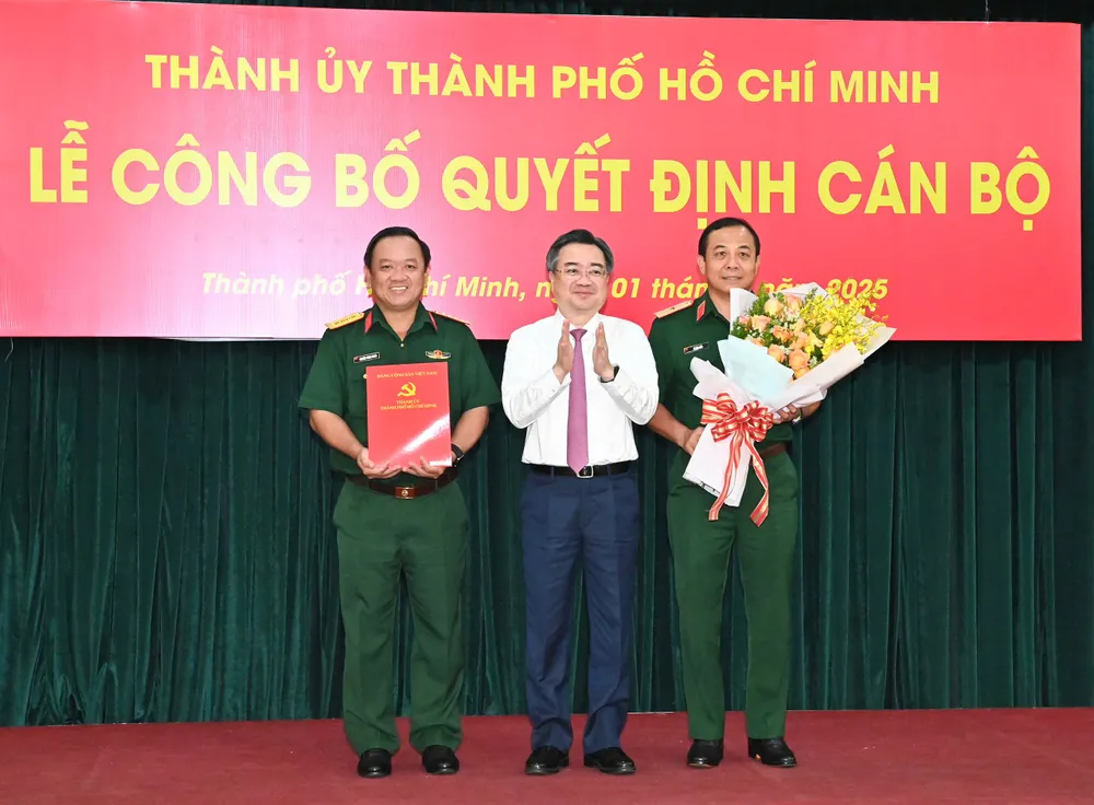 Đồng chí Nguyễn Thanh Nghị trao quyết định thành lập Đảng bộ Quân sự TPHCM. Ảnh: VIỆT DŨNG 7311b722378580dbd994.jpg