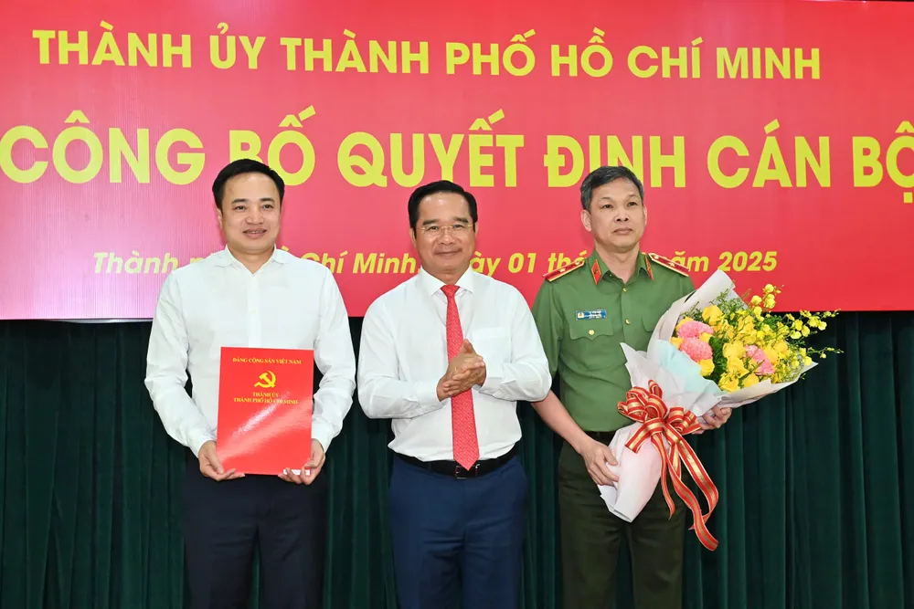 Đồng chí Nguyễn Văn Được trao quyết định thành lập Đảng bộ Công an TPHCM. Ảnh: VIỆT DŨNG b5f127caa76d1033497c.jpg