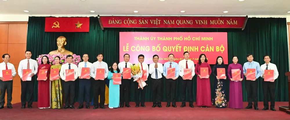 Đồng chí Võ Văn Minh trao quyết định bổ nhiệm lãnh đạo Ban Tuyên giáo và Dân vận Thành ủy TPHCM. Ảnh: VIỆT DŨNG ce51e46e64c9d3978ad8.jpg