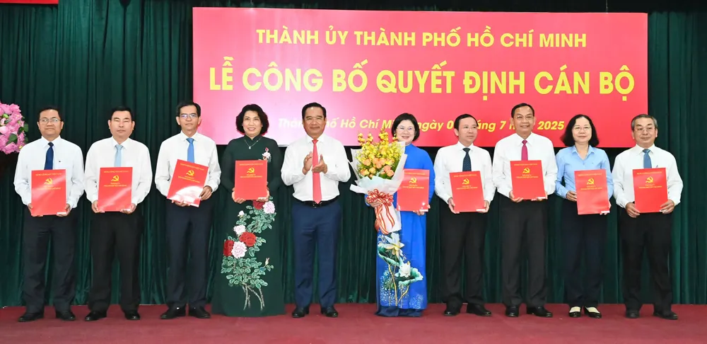 Đồng chí Nguyễn Văn Được trao các quyết định bổ nhiệm lãnh đạo Ban Tổ chức Thành ủy TPHCM. Ảnh: VIỆT DŨNG d22bab99433ff461ad2e.jpg