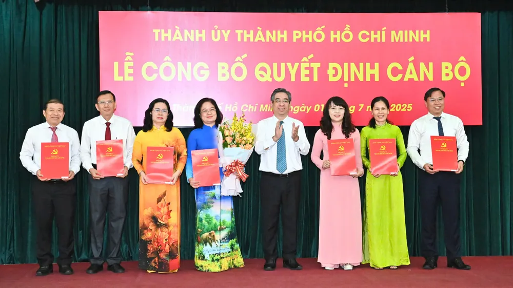 Đồng chí Nguyễn Phước Lộc trao quyết định bổ nhiệm lãnh đạo Ban Nội chính Thành ủy TPHCM. Ảnh: VIỆT DŨNG dd3ee50465a3d2fd8bb2.jpg