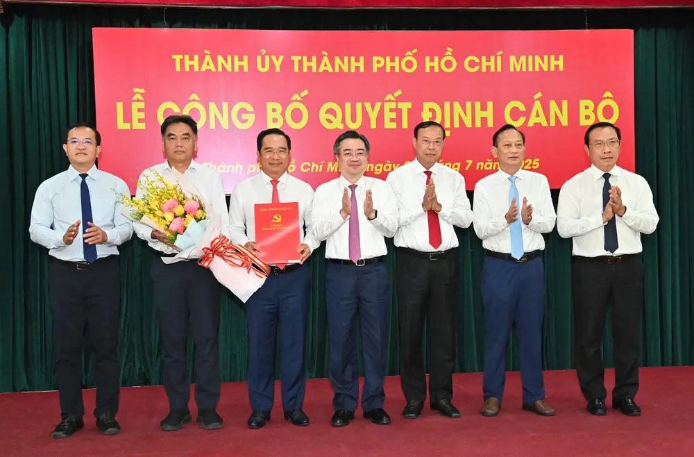 Đồng chí Nguyễn Thanh Nghị trao quyết định thành lập Đảng bộ UBND TPHCM. Ảnh: VIỆT DŨNG eb4f4774c7d3708d29c2.jpg