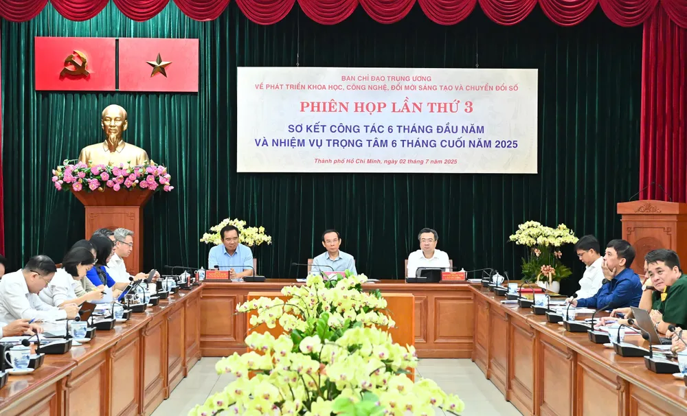 Lãnh đạo TPHCM dự hội nghị tại điểm cầu TPHCM. Ảnh: VIỆT DŨNG 2b7b2ce21457a309fa4613.jpg
