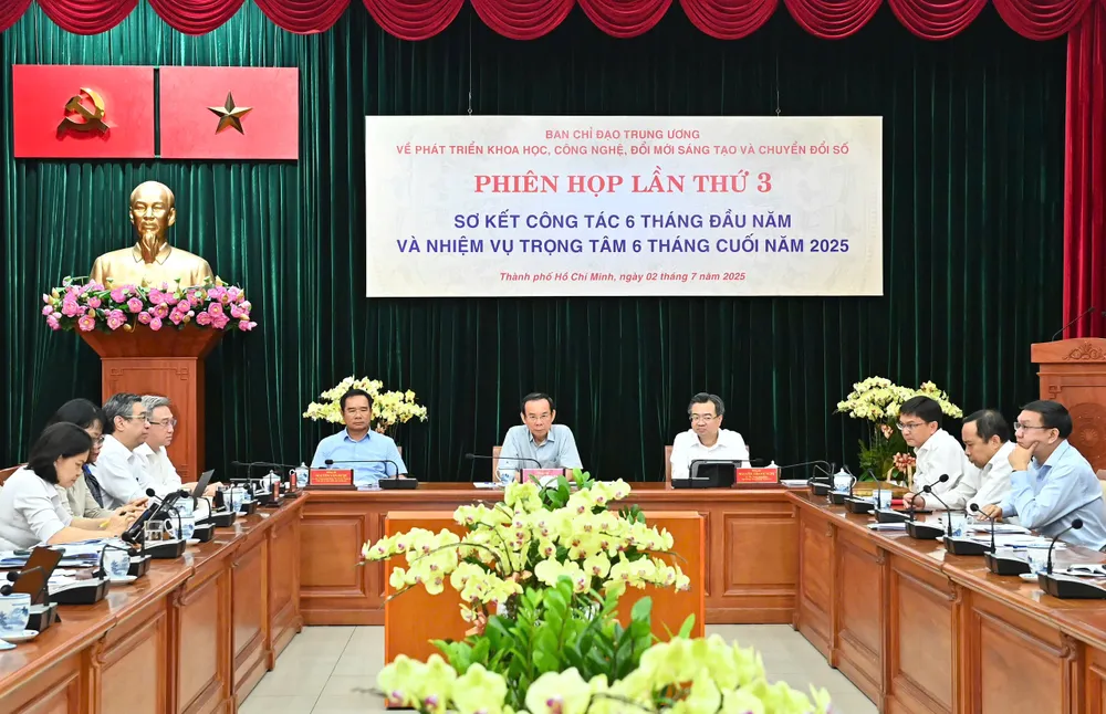 Bí thư Thành ủy TPHCM Nguyễn Văn Nên và các đồng chí lãnh đạo TPHCM dự hội nghị tại điểm cầu TPHCM. Ảnh: VIỆT DŨNG acd805433df68aa8d3e718.jpg