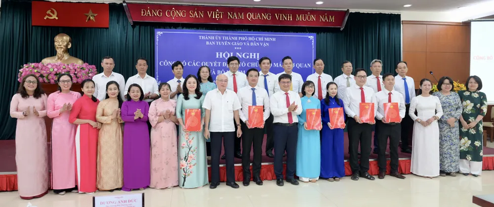 Đồng chí Nguyễn Mạnh Cường và đồng chí Phan Nguyễn Như Khuê chúc mừng tập thể Văn phòng Ban Tuyên giáo và Dân vận Thành ủy TPHCM. Ảnh: VĂN MINH DSC_1261.jpeg