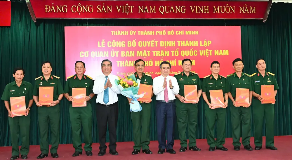 Đồng chí Nguyễn Thanh Nghị và đồng chí Nguyễn Phước Lộc trao các Quyết định công nhận Chủ tịch, các Phó Chủ tịch Hội Cựu chiến binh TPHCM. Ảnh: VIỆT DŨNG e000e82a669ad1c4888b.jpg
