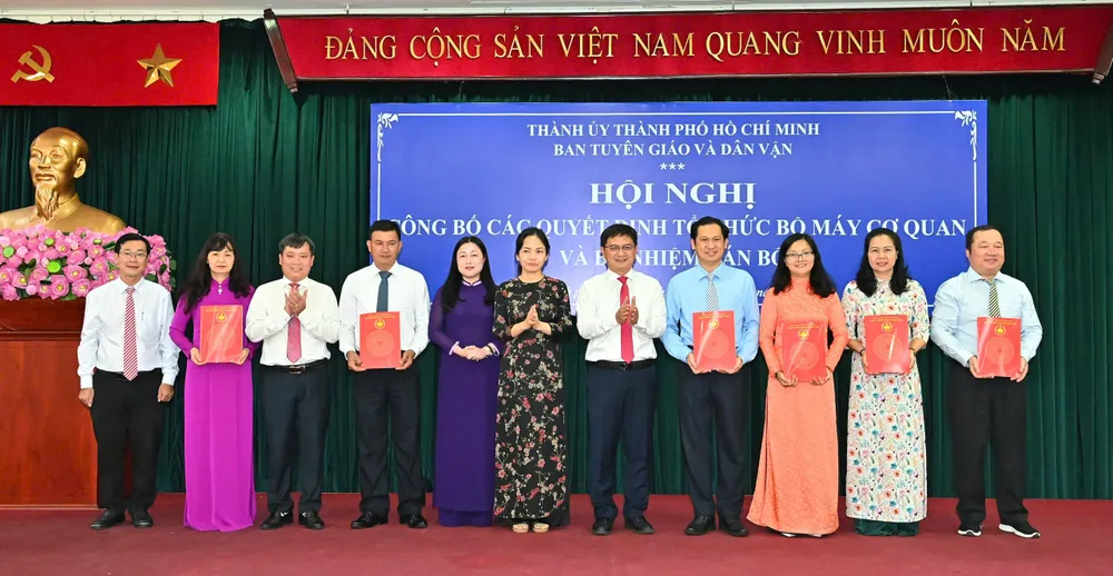 Lãnh đạo Ban Tuyên giáo và Dân vận Thành ủy TPHCM trao Quyết định thành lập Phòng Dân tộc và Tôn giáo; các quyết định nhân sự. Ảnh: VIỆT DŨNG IMG_7467.jpeg