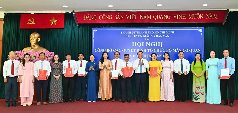 Lãnh đạo Ban Tuyên giáo và Dân vận Thành ủy TPHCM trao Quyết định thành lập Phòng Dân vận các cơ quan nhà nước, đoàn thể và các hội; các quyết định nhân sự. Ảnh: VIỆT DŨNG IMG_7468.jpeg
