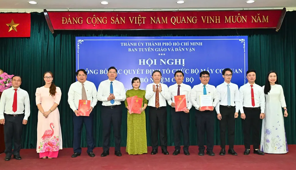 Lãnh đạo Ban Tuyên giáo và Dân vận Thành ủy TPHCM trao Quyết định thành lập Phòng Khoa Giáo; các quyết định nhân sự. Ảnh: VIỆT DŨNG IMG_7470.jpeg