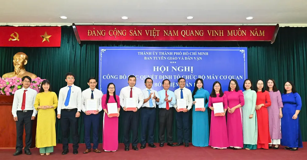 Lãnh đạo Ban Tuyên giáo và Dân vận Thành ủy TPHCM trao Quyết định thành lập Phòng Lý luận chính trị, Lịch sử Đảng; các quyết định nhân sự. Ảnh: VIỆT DŨNG IMG_7471.jpeg