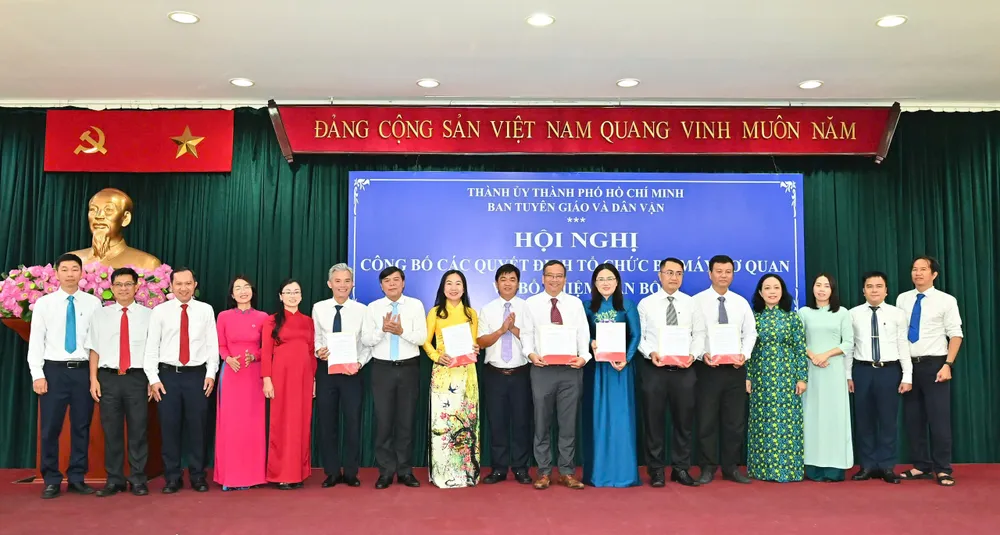 Lãnh đạo Ban Tuyên giáo và Dân vận Thành ủy TPHCM trao Quyết định thành lập Phòng Tuyên truyền, Báo chí - Xuất bản; các quyết định nhân sự. Ảnh: VIỆT DŨNG IMG_7473.jpeg