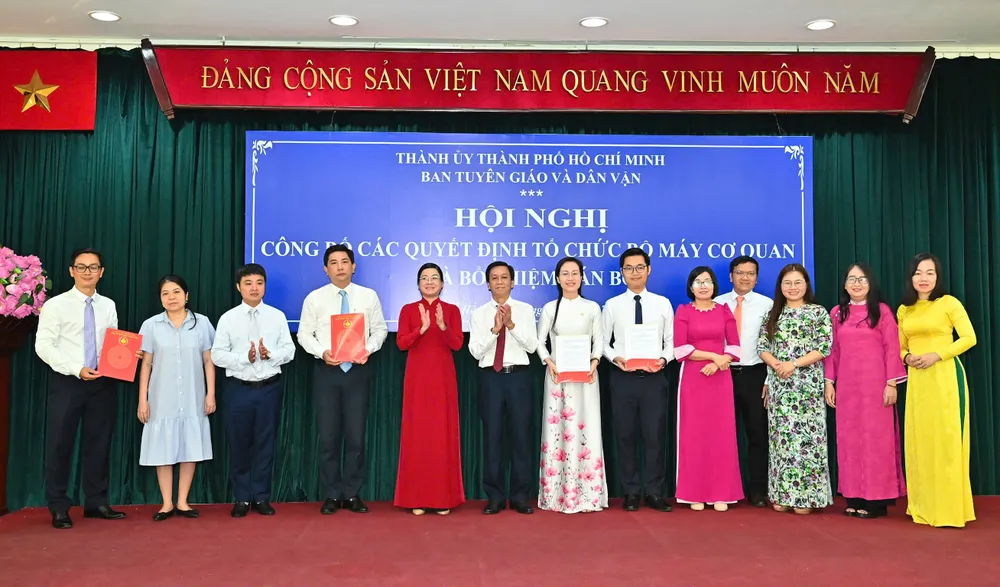 Lãnh đạo Ban Tuyên giáo và Dân vận Thành ủy TPHCM trao Quyết định thành lập Phòng Thông tin - Tổng hợp - Dư luận xã hội; các quyết định nhân sự. Ảnh: VIỆT DŨNG IMG_7474.jpeg