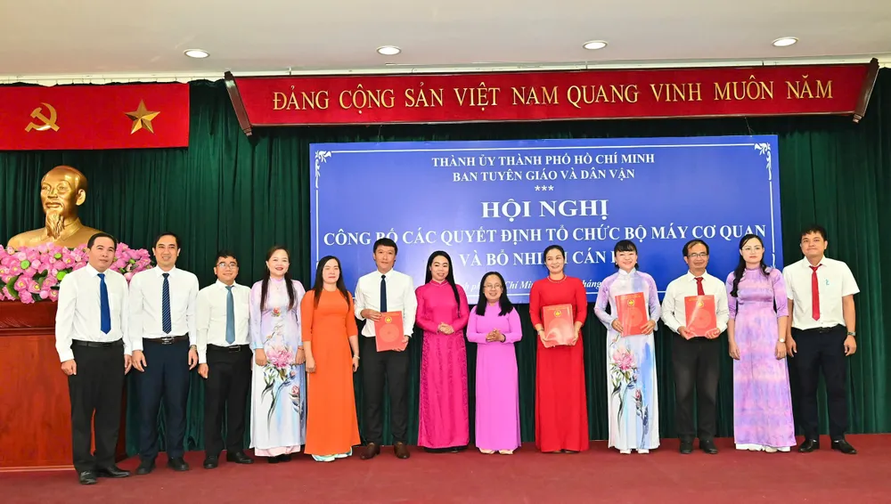 Lãnh đạo Ban Tuyên giáo và Dân vận Thành ủy TPHCM trao Quyết định thành lập Phòng Văn hóa - Văn nghệ; các quyết định nhân sự. Ảnh: VIỆT DŨNG IMG_7475.jpeg