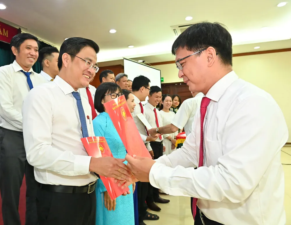 Trưởng Ban Tuyên giáo và Dân vận Thành ủy TPHCM Nguyễn Mạnh Cường trao Quyết định bổ nhiệm đồng chí Đoàn Hùng Vũ Hưng giữ chức Chánh Văn phòng Ban Tuyên giáo và Dân vận Thành ủy TPHCM. Ảnh: VIỆT DŨNG IMG_7476.jpeg