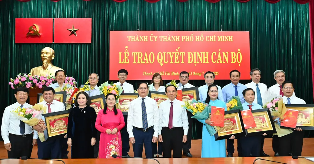 Thường trực Thành ủy TPHCM tặng hoa và quà lưu niệm đến các đồng chí nghỉ hưu trước tuổi. Ảnh: VIỆT DŨNG IMG_7507.jpeg