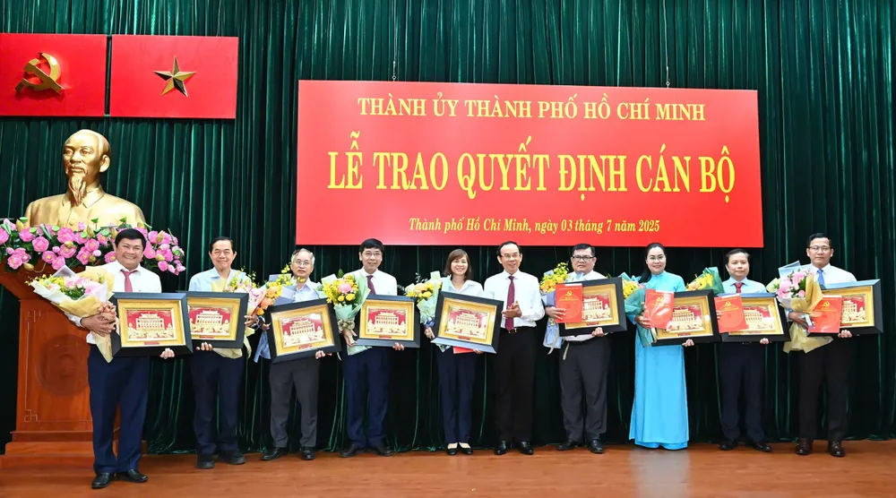 Bí thư Thành ủy TPHCM Nguyễn Văn Nên tặng hoa và quà lưu niệm đến các đồng chí nghỉ hưu trước tuổi. Ảnh: VIỆT DŨNG IMG_7509.jpeg