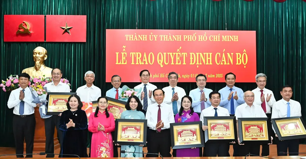 Thường trực Thành ủy TPHCM tặng hoa và quà lưu niệm đến các đồng chí nghỉ hưu trước tuổi. Ảnh: VIỆT DŨNG IMG_7510.jpeg