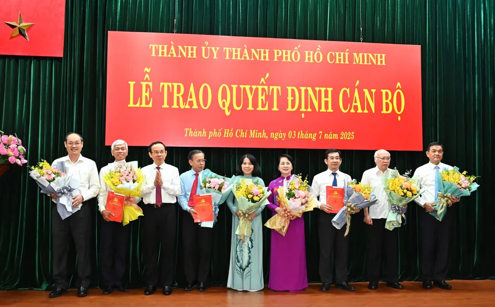 Đồng chí Nguyễn Văn Nên trao quyết định nghỉ hưu trước tuổi và tặng hoa tri ân đến các đồng chí. Ảnh: VIỆT DŨNG IMG_7512.jpeg
