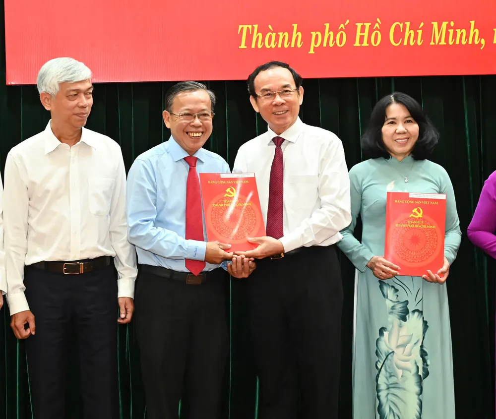 Đồng chí Nguyễn Văn Nên trao quyết định nghỉ hưu trước tuổi cho đồng chí Nguyễn Hữu Hiệp. Ảnh: VIỆT DŨNG IMG_7515.jpeg