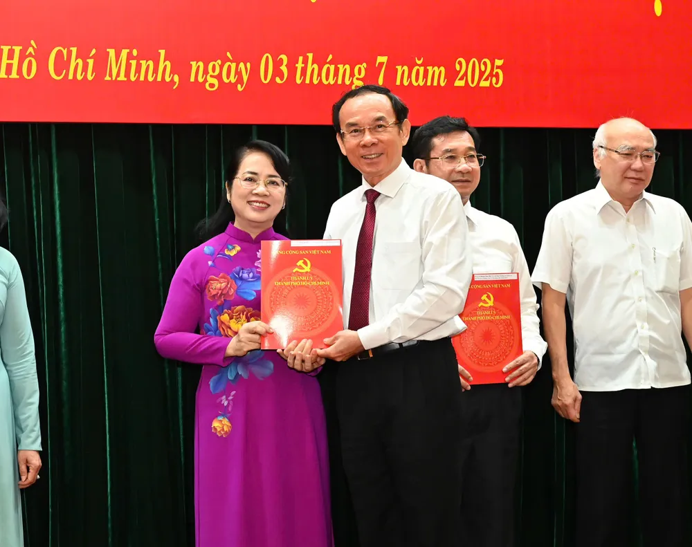 Đồng chí Nguyễn Văn Nên trao quyết định nghỉ hưu trước tuổi cho đồng chí Trần Kim Yến. Ảnh: VIỆT DŨNG IMG_7517.jpeg
