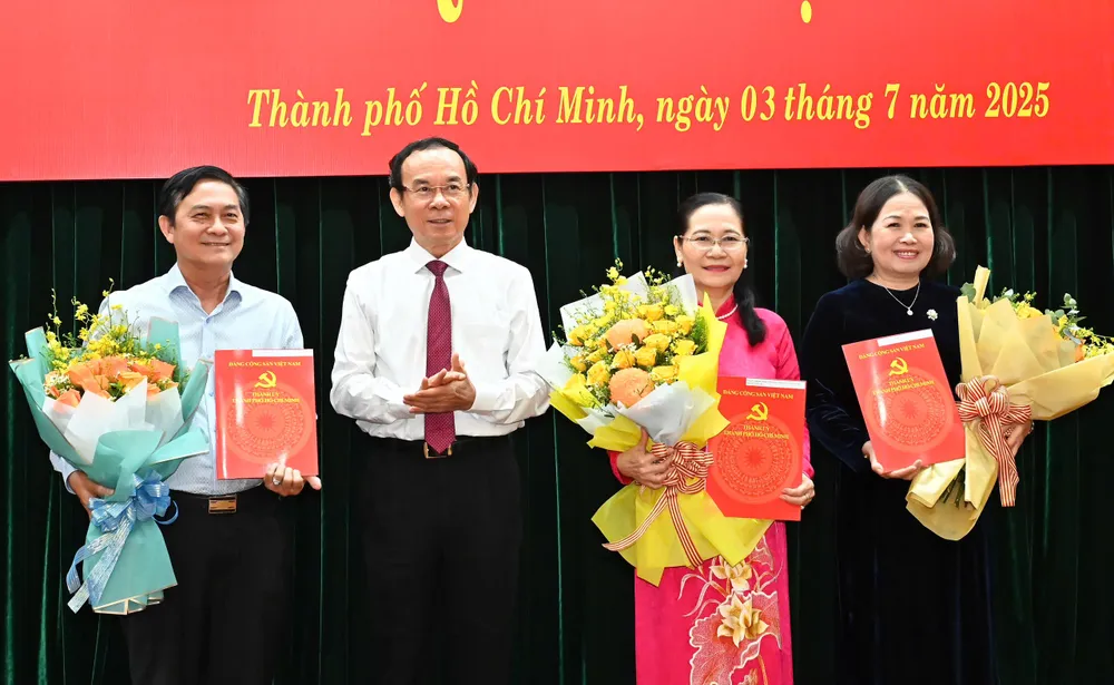 Bí thư Thành ủy TPHCM Nguyễn Văn Nên trao quyết định nghỉ hưu trước tuổi từ ngày 1-7 cho đồng chí Nguyễn Thị Lệ, đồng chí Nguyễn Thị Yến và đồng chí Nguyễn Văn Lộc. Ảnh: VIỆT DŨNG IMG_7523.jpeg