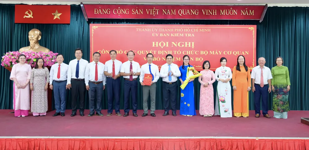 Chủ nhiệm UBKT Thành ủy TPHCM Võ Văn Dũng cùng các đồng chí Phó Chủ nhiệm UBKT Thành ủy TPHCM trao quyết định thành lập Văn phòng thuộc Cơ quan UBKT Thành ủy TPHCM. Ảnh: VĂN MINH DSC_1332.jpeg