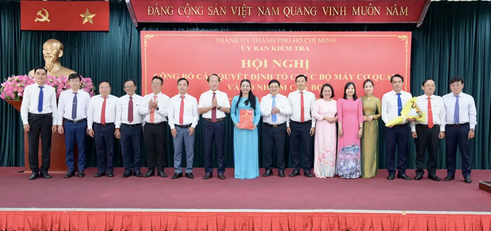 Chủ nhiệm UBKT Thành ủy TPHCM Võ Văn Dũng cùng các đồng chí Phó Chủ nhiệm UBKT Thành ủy TPHCM trao quyết định thành lập Phòng Nghiệp vụ I thuộc Cơ quan UBKT Thành ủy TPHCM. Ảnh: VĂN MINH DSC_1387.jpeg