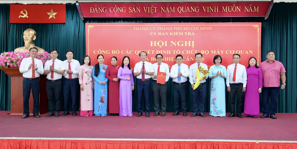 Chủ nhiệm UBKT Thành ủy TPHCM Võ Văn Dũng cùng các đồng chí Phó Chủ nhiệm UBKT Thành ủy TPHCM trao quyết định thành lập Phòng Nghiệp vụ II thuộc Cơ quan UBKT Thành ủy TPHCM. Ảnh: VĂN MINH DSC_1413.jpeg