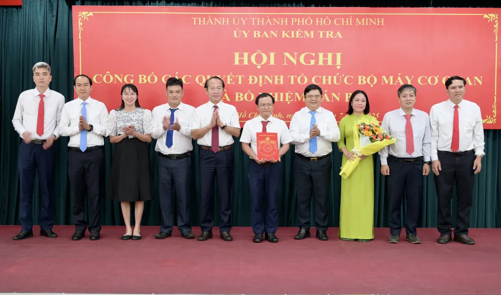 Chủ nhiệm UBKT Thành ủy TPHCM Võ Văn Dũng cùng các đồng chí Phó Chủ nhiệm UBKT Thành ủy TPHCM trao quyết định thành lập Phòng Nghiệp vụ III thuộc Cơ quan UBKT Thành ủy TPHCM. Ảnh: VĂN MINH DSC_1434.jpeg
