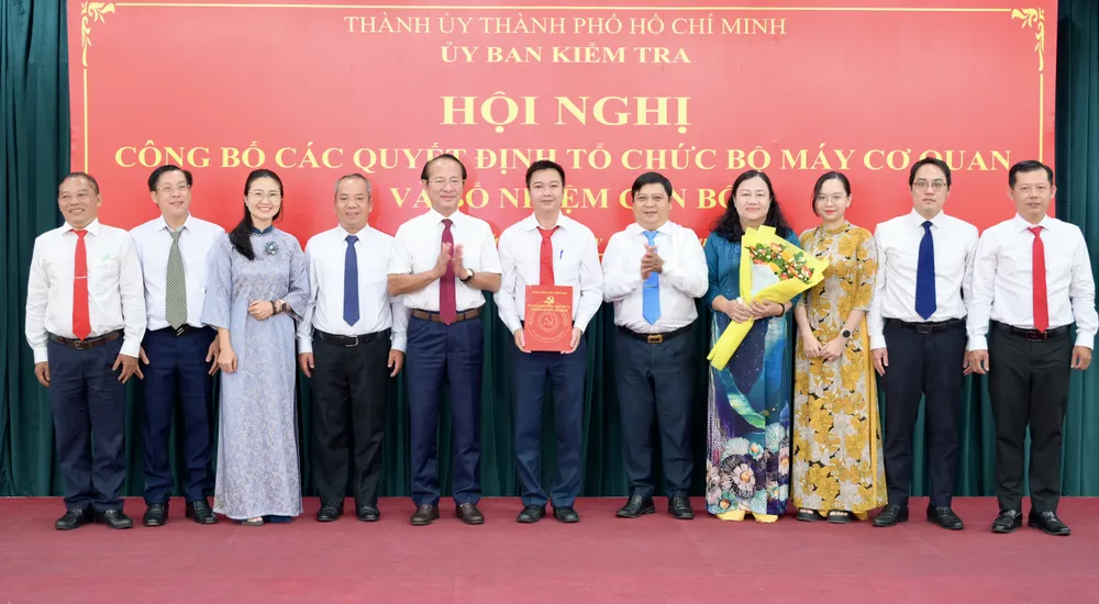 Chủ nhiệm UBKT Thành ủy TPHCM Võ Văn Dũng cùng các đồng chí Phó Chủ nhiệm UBKT Thành ủy TPHCM trao quyết định thành lập Phòng Nghiệp vụ IV thuộc Cơ quan UBKT Thành ủy TPHCM. Ảnh: VĂN MINH DSC_1454.jpeg