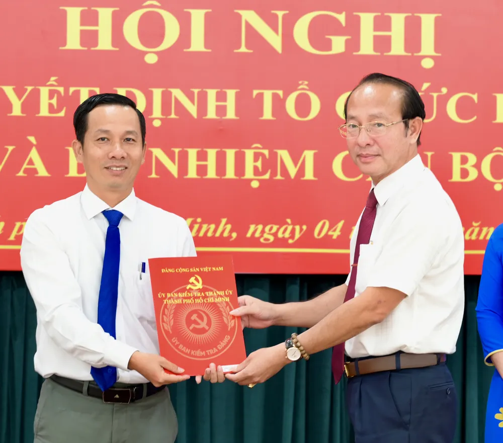 Chủ nhiệm UBKT Thành ủy TPHCM Võ Văn Dũng trao quyết định bổ nhiệm đồng chí Phan Minh Trung giữ chức Chánh Văn phòng Cơ quan UBKT Thành ủy TPHCM. Ảnh: VĂN MINH DSC_1475.jpeg