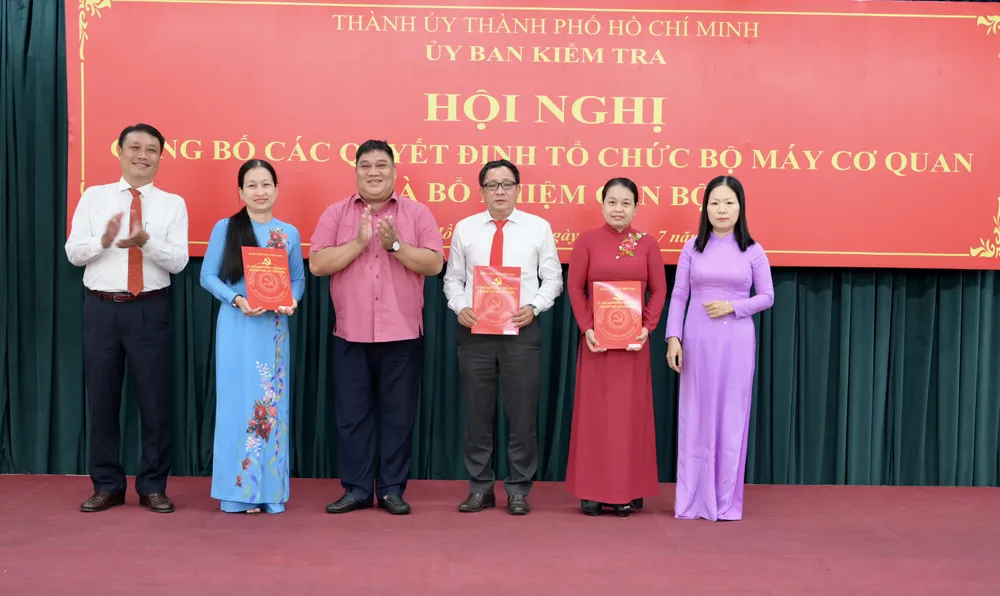 Các đồng chí Trưởng, Phó Trưởng Phòng Nghiệp vụ II nhận quyết định bổ nhiệm. Ảnh: VĂN MINH DSC_1587.jpeg