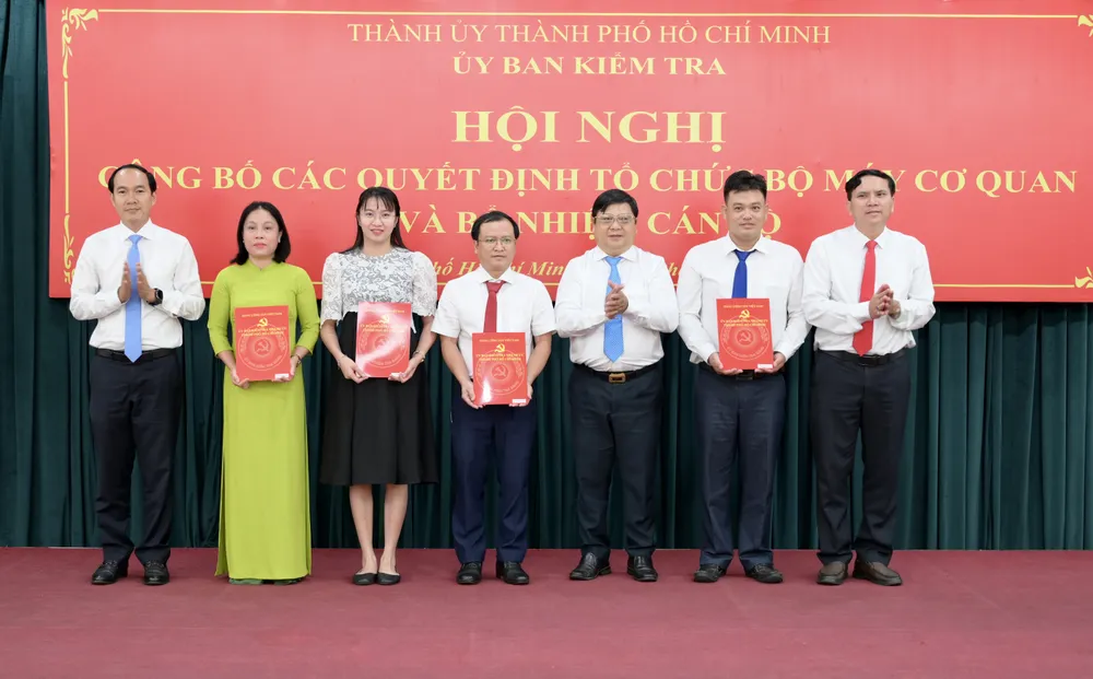 Các đồng chí Trưởng, Phó Trưởng Phòng Nghiệp vụ III nhận quyết định bổ nhiệm. Ảnh: VĂN MINH DSC_1615.jpeg
