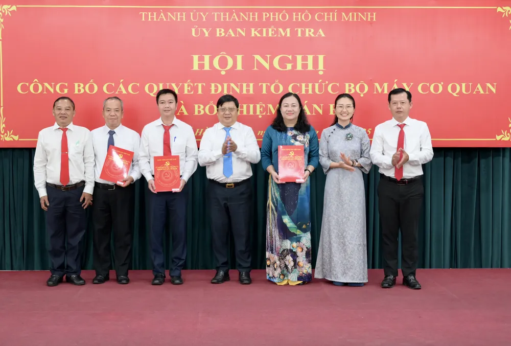 Các đồng chí Trưởng, Phó Trưởng Phòng Nghiệp vụ IV nhận quyết định bổ nhiệm. Ảnh: VĂN MINH DSC_1641.jpeg