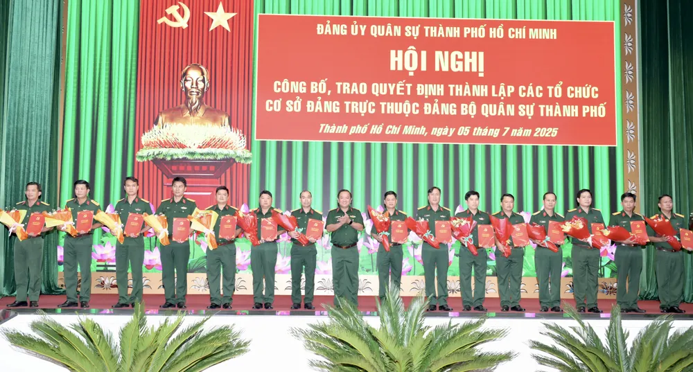 Colonel Nguyen Thanh Trung, Permanent Deputy Secretary of the Party Committee and Political Commissar of the Ho Chi Minh City Command, presented personnel decisions. Photo: VAN MINH DSC_1936.jpeg