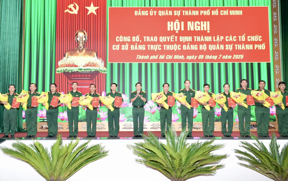 Colonel Phan Quoc Viet, Deputy Commander, Chief of Staff of Ho Chi Minh City Command, handed over personnel decisions. Photo: VAN MINH DSC_1962.jpeg